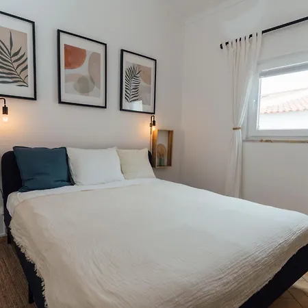 Апартаменты Cozy Old Town With Sunny Terrace Вила-ду-Биспо