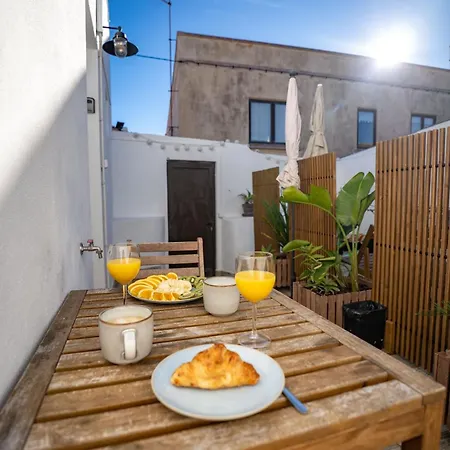 Апартаменты Cozy Old Town With Sunny Terrace Вила-ду-Биспо